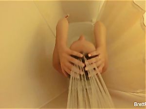 mind-blowing blond Brett Rossi takes a nice shower